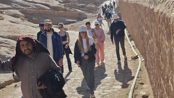 السياح خلال زيارة دير سانت كاترين 