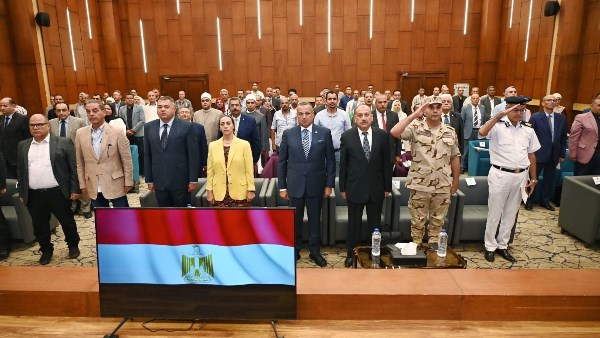المحافظ خلال الاجتماع 