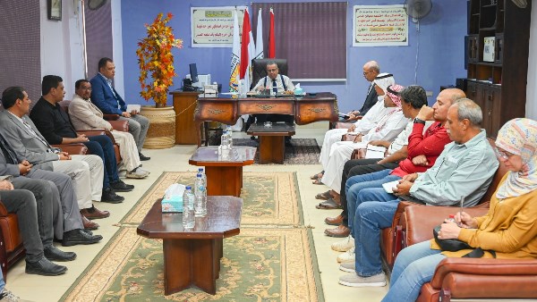 المحافظ خلال الاجتماع 