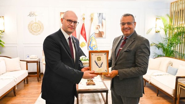 المحافظ اثناء السفير المحافظ اثناء السفير