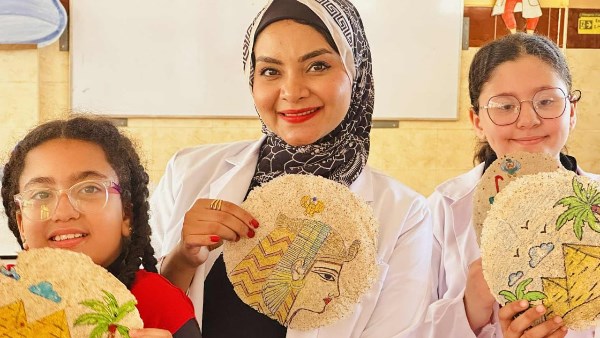 صنع أوراق البردي برسومات فرعونية 