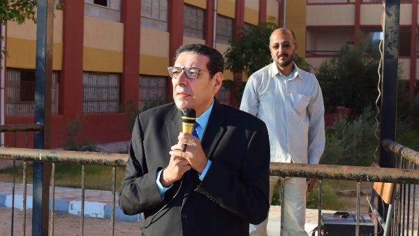 مدير مديرية التربية و التعليم فى طابور الصباح 