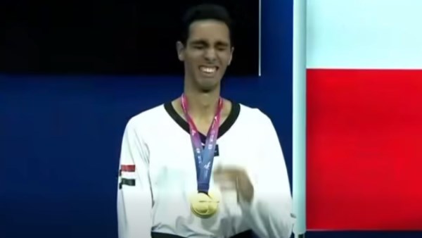 سيف عيسى يبكي أثناء عزف النشيد الوطني سيف عيسى يبكي أثناء عزف النشيد الوطني