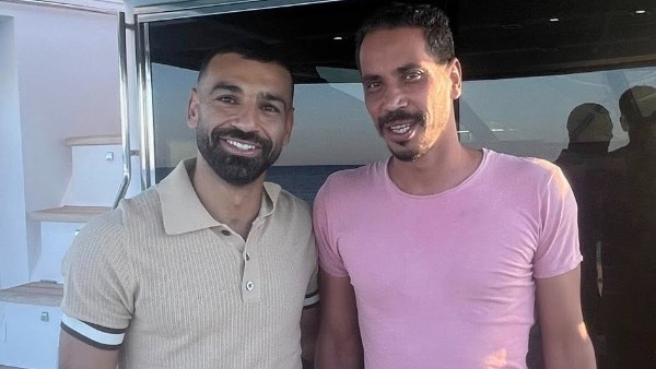 صلاح مع احد المعجبين