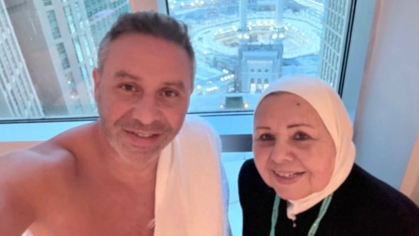حازم إمام في أحدث ظهور مع والدته من الحرم المكي