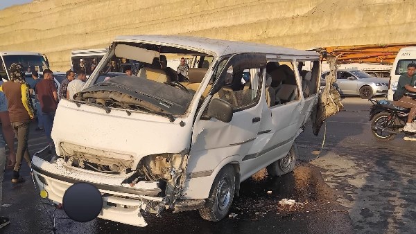 مصرع سيدة وإصابة آخرين في انقلاب ميكروباص على الأوسطي بحلوان| صور