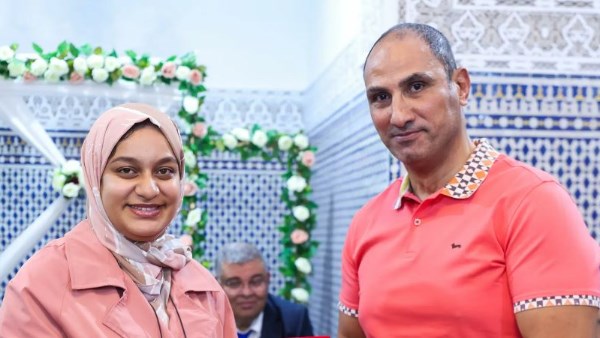 رئيس جهاز اليد بالأهلى يهدي درع النادي لجهة «الدار البيضاء سطات»