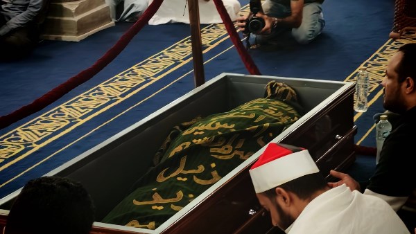انتهاء صلاة الجنازة على الدكتور أحمد عمر هاشم بحضور شيخ الأزهر وكبار العلماء