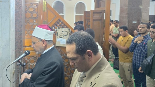 رئيس جامعة الأزهر ونائب شئون التعليم والطلاب يؤديان صلاتي المغرب والعشاء وسط أبنائهم الطلاب بمسجد المدينة الجامعية بمدينة نصر