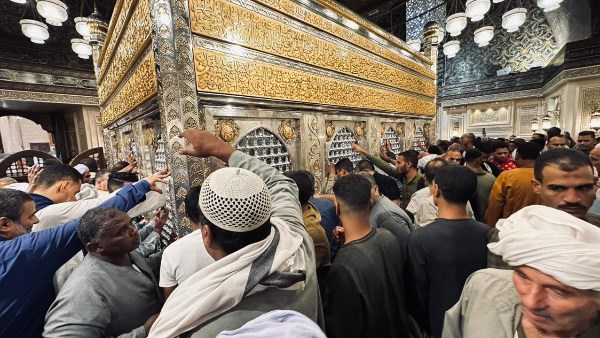 محبو آل البيت يحتفلون بذكرى استقرار رأس الحسين الى مصر .. فيديو