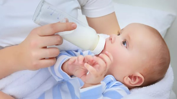 ما حكم إرضاع المولود والأم على جنابة؟ .. الإفتاء تجيب