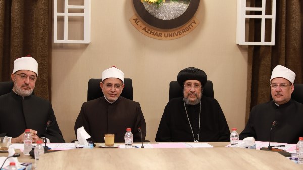 الأنبا إرميا يشيد بجهود فضيلة شيخ الأزهر ويثمّن كلمته في إيطاليا لترسيخ قيم السلام والأخوة الإنسانية الأنبا إرميا يشيد بجهود فضيلة شيخ الأزهر ويثمّن كلمته في إيطاليا لترسيخ قيم السلام والأخوة الإنسانية