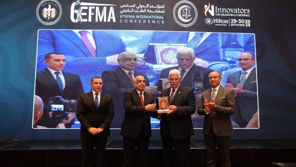 دانب من المؤتمر ولحظة التكريم 
