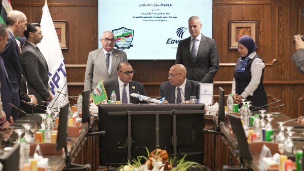 لحظة توقيع البروتوكول
