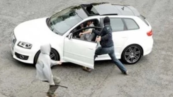 سابت المفتاح فيها.. سقوط سارق سيارة سيدة بالدقي