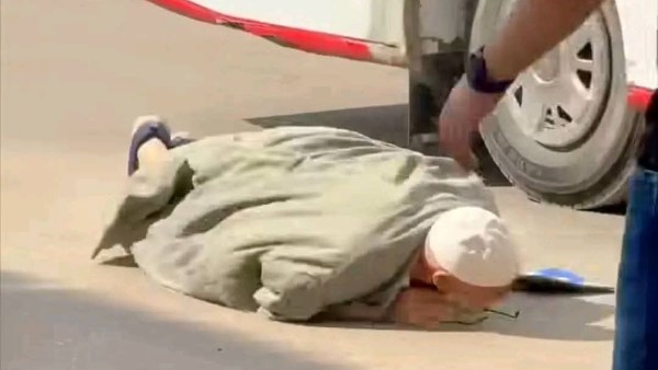 مطالبات بمحاسبة السائق.. فحص فيديو سقوط عجوز من أتوبيس بالدقهلية