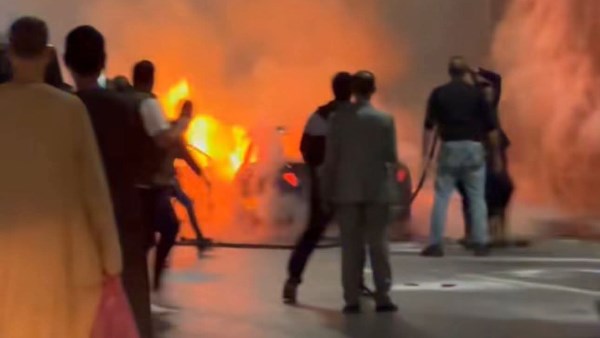 اشتعال ذاتي.. كواليس احتراق سيارة أمام المتحف المصري الكبير| صور
