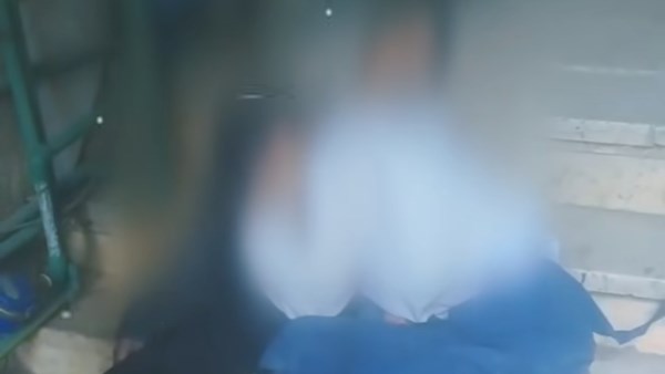 الطفلان ملقان داخل العقار  الطفلان ملقان داخل العقار