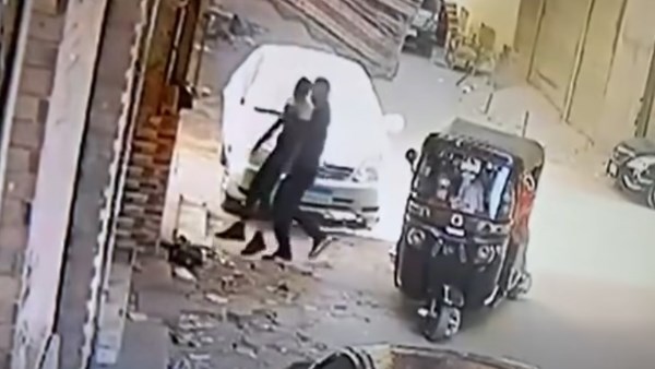 لقطة من فيديو نقل جثتي الطفلين  لقطة من فيديو نقل جثتي الطفلين