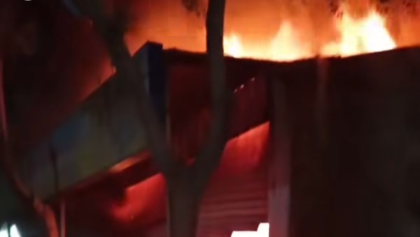 النيران تلتهم المحل 