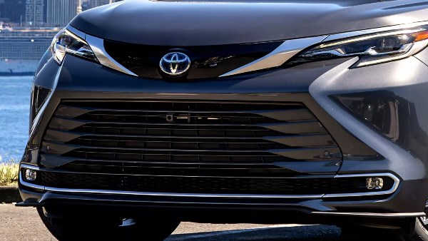 سيارة تويوتا C-HR الكهربائية.. نظرة عن قرب سيارة تويوتا C-HR الكهربائية.. نظرة عن قرب