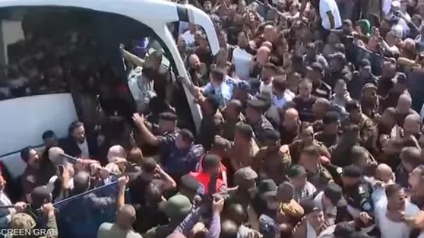 وصول عشرات الأسرى الفلسطينيين إلى رام الله 