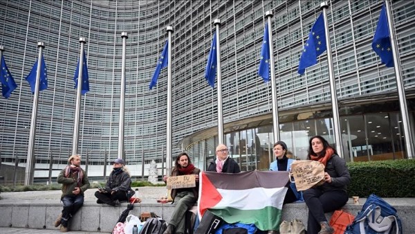 للمطالبة بمعاقبة إسرائيل.. متظاهرون يبيتون أمام المفوضية الأوروبية 