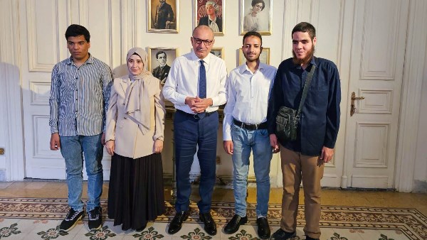 السفير التركي في القاهرة يُكرّم طلابًا مكفوفين تميزوا في تعلم اللغة التركية