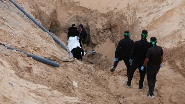 انتشال جثث أسرى إسرائيليين في خان يونس جنوب قطاع غزة  انتشال جثث أسرى إسرائيليين في خان يونس جنوب قطاع غزة