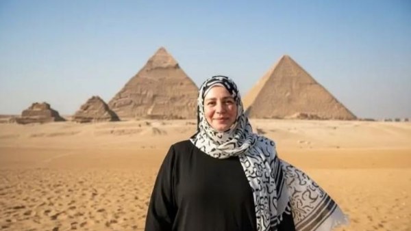 افتتاح المتحف المصري الكبير.. عبلة كامل تثير الجدل من أمام الأهرامات افتتاح المتحف المصري الكبير.. عبلة كامل تثير الجدل من أمام الأهرامات