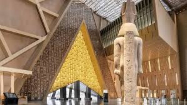 تمثال رمسيس الثاني في بهو المتحف المصري الكبير تمثال رمسيس الثاني في بهو المتحف المصري الكبير