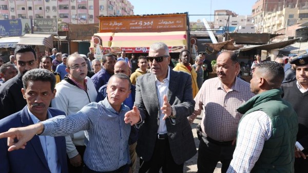 محافظ أسوان: توقيع غرامات مالية تصل إلى 50 ألف جنيه للمحلات غير الملتزمة بخطوط التنظيم
