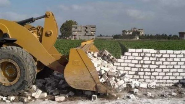 إزالة مخالفات بناء وتعديات على أراضٍ زراعية في الإسكندرية