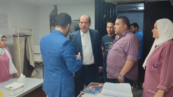 نائب وزير الصحة يجري جولة مفاجئة لمستشفى أم المصريين ويقرر استبعاد المدير ونائبه