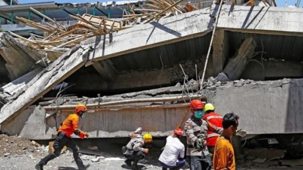 السلطات الإندونيسية تعلن مجددا ارتفاع حصيلة ضحايا انهيار مبنى مدرسة داخلية إلى 65 قتيلا