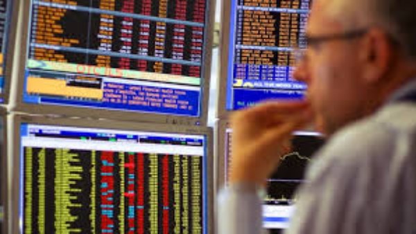 الأسهم الفرنسية تغلق منخفضة عقب استقالة رئيس الوزراء