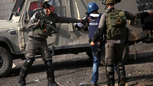 الاحتلال الإسرائيلي يحتجز طاقم تلفزيون فلسطين في جنين لعدة ساعات