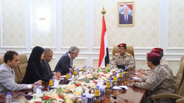 وزير الدفاع اليمني يبحث مع بعثة من الصليب الأحمر التعاون المشترك