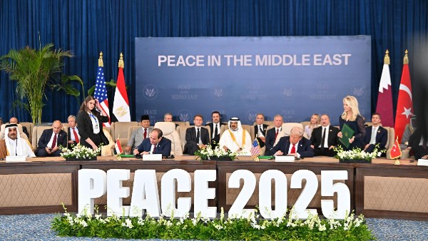 الإمارات تبحث مع تركيا والعراق أهمية قمة شرم الشيخ للسلام في دفع الجهود الدولية لتعزيز الاستقرار في المنطقة