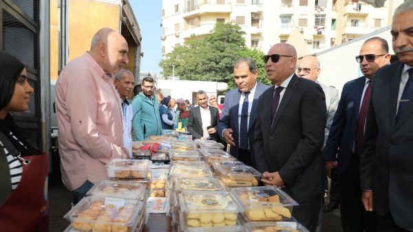 محافظ القاهرة يتفقد" قافلة الخير" للسلع الغذائية بحى وسط تحت شعار "خير مزارعنا لأهالينا"