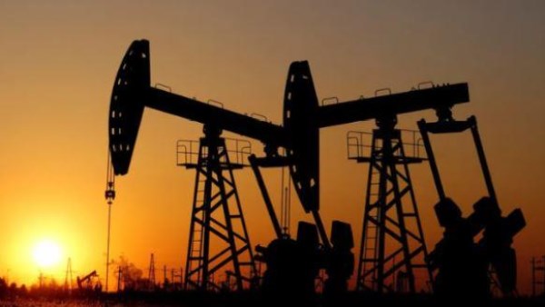 النفط يرتفع 1% بعد تصريحات ترامب حول تعهد الهند بوقف شراء الخام الروسي