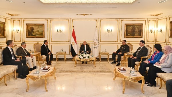وزير الري يبحث مع مدير 