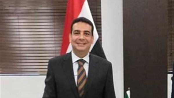 سفير مصر بلاهاي يبحث مع شركة "شل" آفاق التعاون في مجالات الطاقة والاستدامة البيئية
