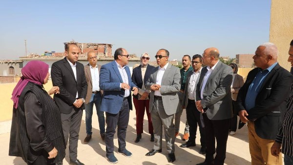 نائب محافظ المنيا ورئيس هيئة تنمية الصعيد يتفقدان المشروعات التنموية بالعدوة وشرق النيل