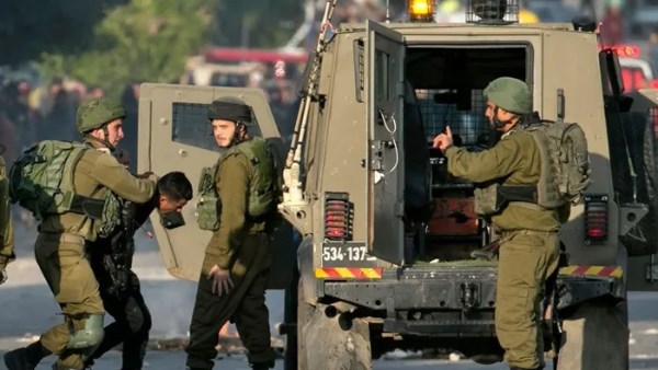 الاحتلال الإسرائيلي يعتقل 24 فلسطينيا على الأقل من الضفة الغربية