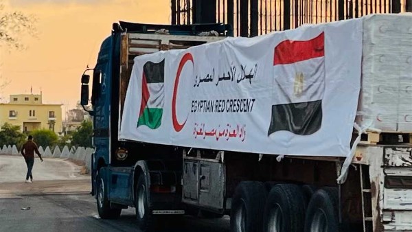 الهلال الأحمر المصري: 6 آلاف طن مساعدات إنسانية تدخل إلى غزة عبر قافلة «زاد العزة» الـ 57