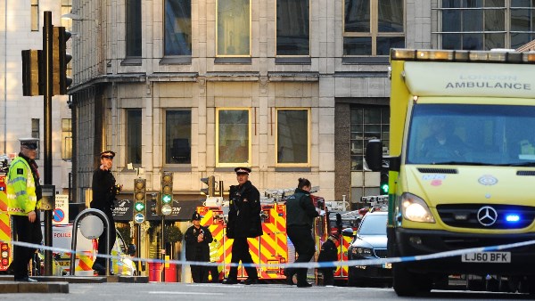 مقتل وإصابة 3 أشخاص جراء حادث طعن في بريطانيا مقتل وإصابة 3 أشخاص جراء حادث طعن في بريطانيا