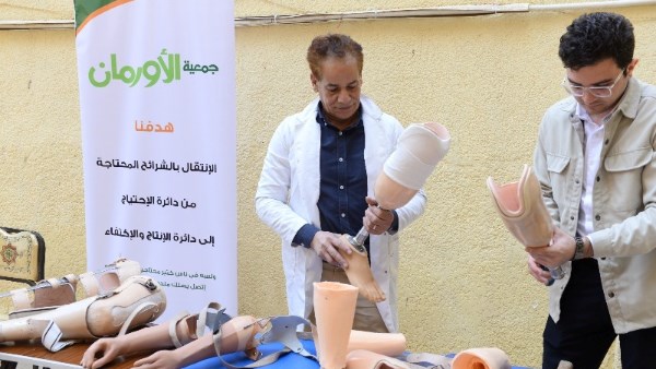 تسليم 920 جهازا تعويضيا وكراسي متحركة لمرضى الأسر الأولى بالرعاية في كفر الشيخ