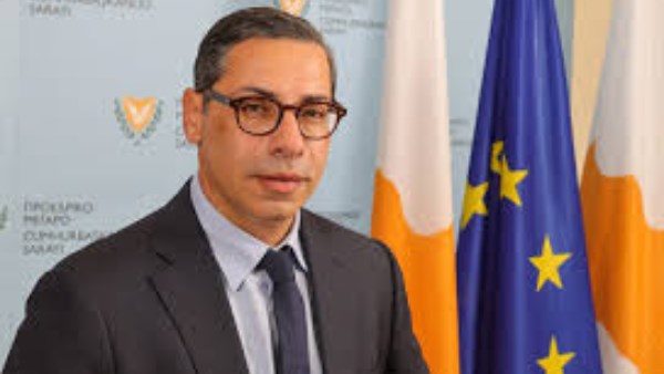 وزير الخارجية القبرصي قسطنطينوس كومبوس  وزير الخارجية القبرصي قسطنطينوس كومبوس