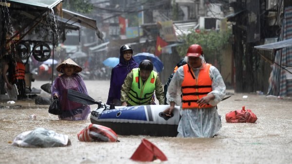 مصرع وفقدان 14 شخصا جراء الفيضانات العارمة وسط فيتنام مصرع وفقدان 14 شخصا جراء الفيضانات العارمة وسط فيتنام